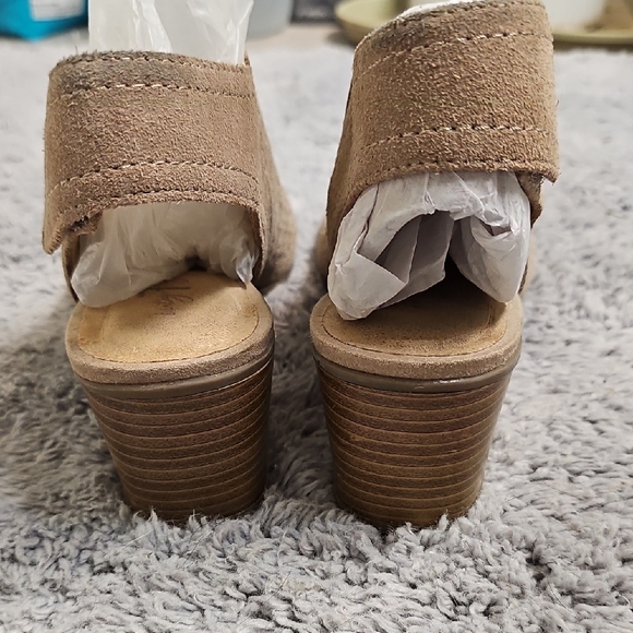 Elegant Tan Peep-Toe Mules - Picture 3 of 7